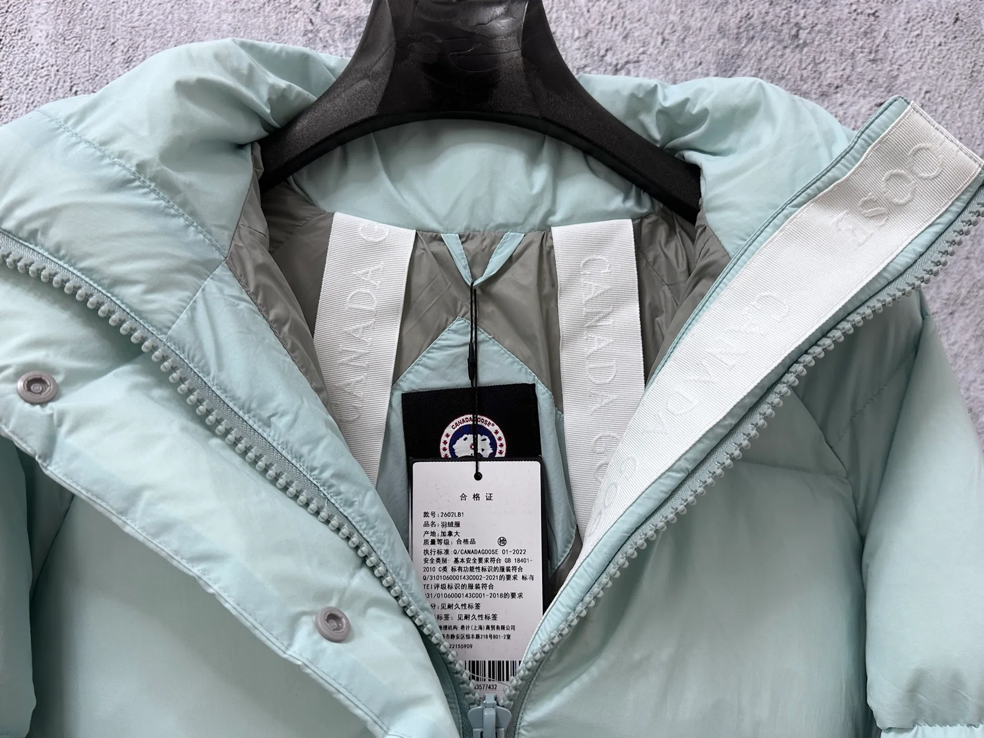 P740 【𝗖𝗔𝗡𝗔𝗗𝗔 𝗚𝗢𝗢𝗦𝗘】Capsule Series Macaron White Label Fabric: Made of soft EnduraLuxe fabric imported from DuPont, CORDURA, USA, which enhances the durability of easy-to-wear parts, is lightweight and durable; the liner is made of 400T anti-velvet gallbladder, which is comfortable, soft and non-velvet. : Equipped with a detachable hood, which can be adjusted in two directions, and is also filled with down, which brings greater softness and wrapping around the head and neck, and is full of warmth. This parka features white trim on the back and sides, and the hardware locks are all original and custom-made to match the muted fabric color. Goose label: The official website’s new series of silicone material labels, non-embroidery labels. Length: Fit hip-length. Size: XS-L